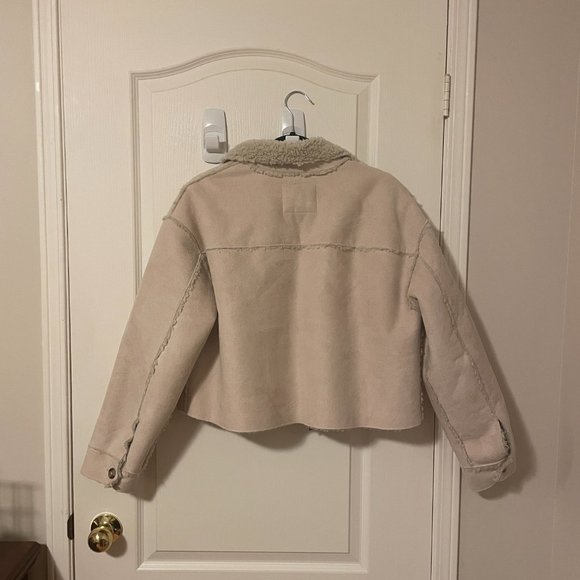 American Eagle Sherpa Lined Faux Suede Cropped Jacket in Cream, Size M - Picture 2 of 3